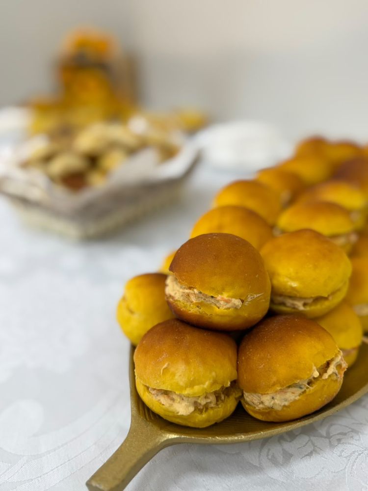 Brioches de cenoura com salpicão de frango