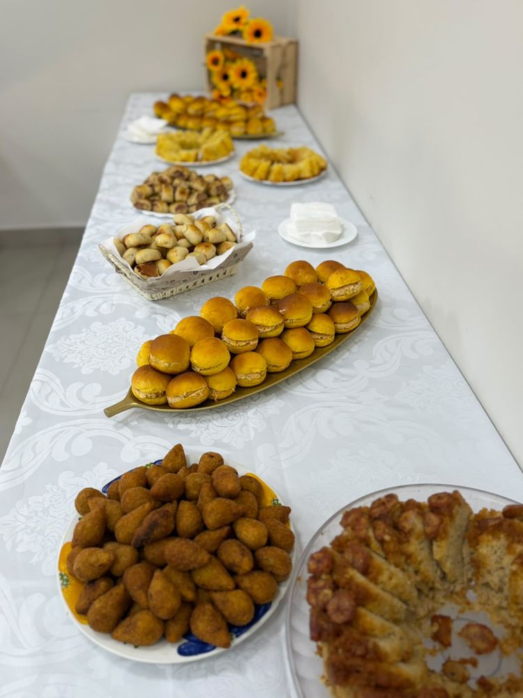 Mesa de coffee da Rota Caipira com brioches, salgados, bolos e girassóis
