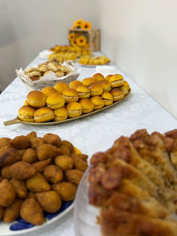 A mesa montada, pronta para receber a equipe