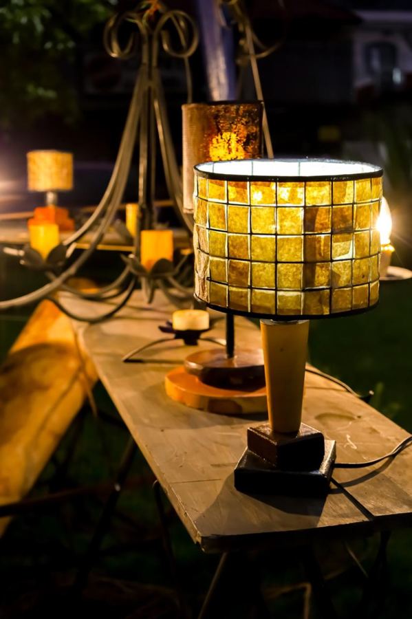 Luminária artesanal acesa na feira à noite